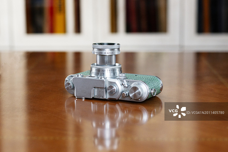 带可伸缩镜头的复古旁轴相机图片素材