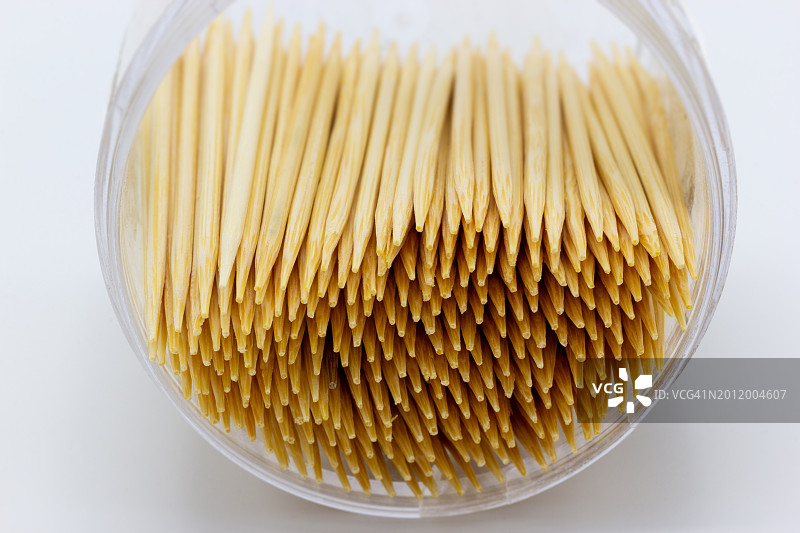 白色背景上的塑料容器中的牙签图片素材