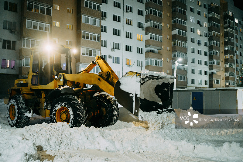 铲雪车移除积雪图片素材