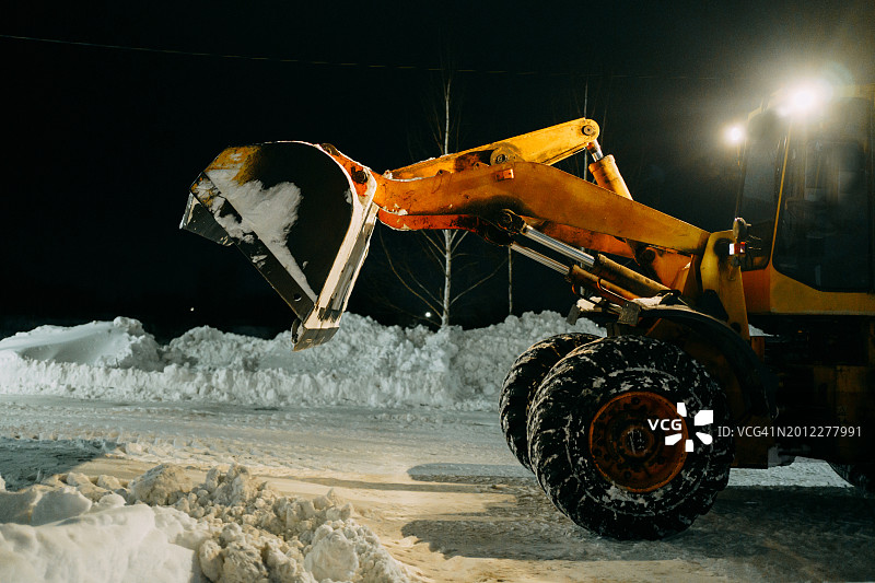 铲雪车移除积雪图片素材