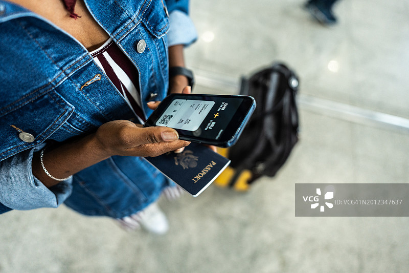 女性在机场用手机办理在线值机特写图片素材