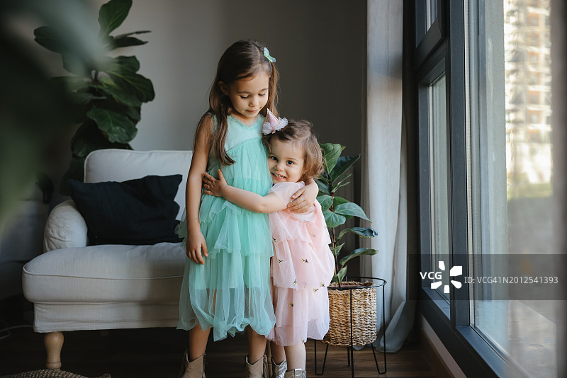 在家跳芭蕾舞的小女孩图片素材