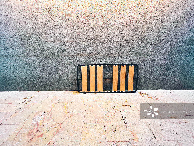 街上靠墙放置的床架图片素材