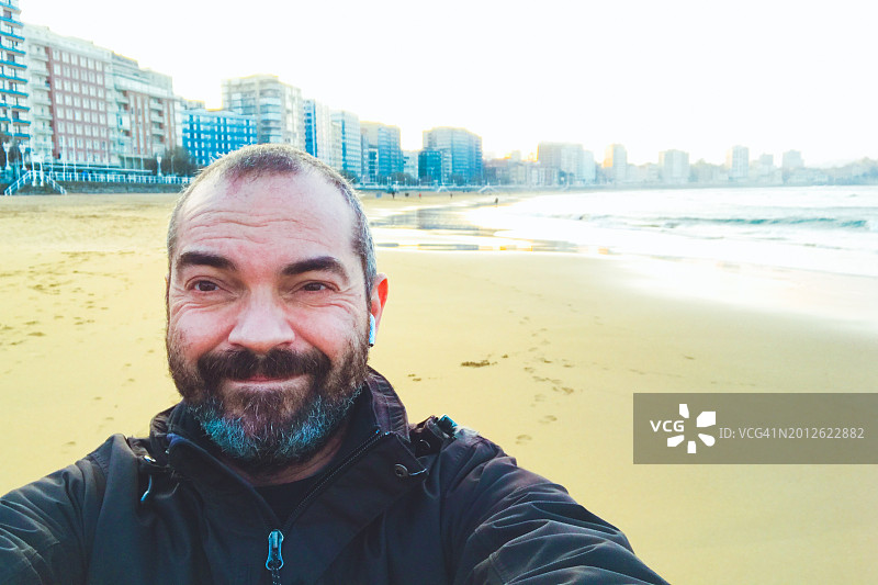 成年男人在海滩上微笑自拍图片素材