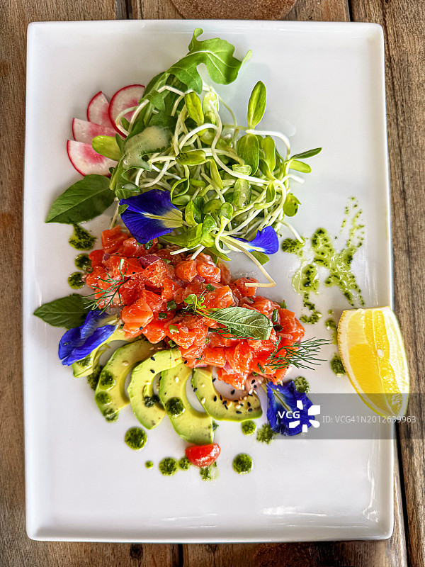 健康饮食，热带岛屿三文鱼牛油果沙拉图片素材