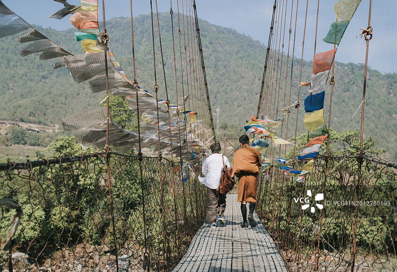 中国台湾女游客在不丹帕罗河铁桥与不丹导游同行图片素材