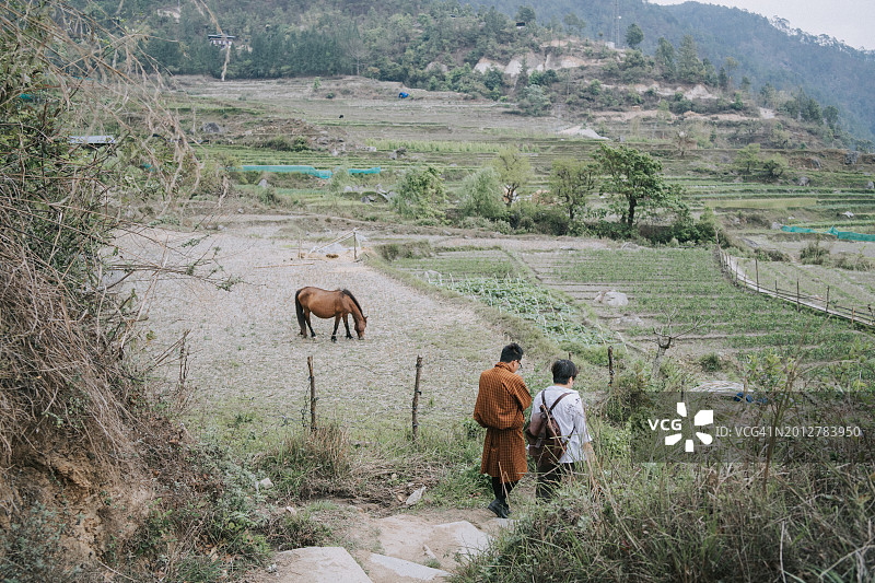 不丹导游和亚洲女游客徒步旅行图片素材