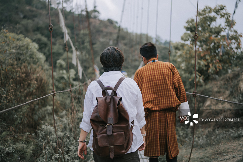中国台湾女游客在不丹帕罗河铁桥与不丹导游同行图片素材