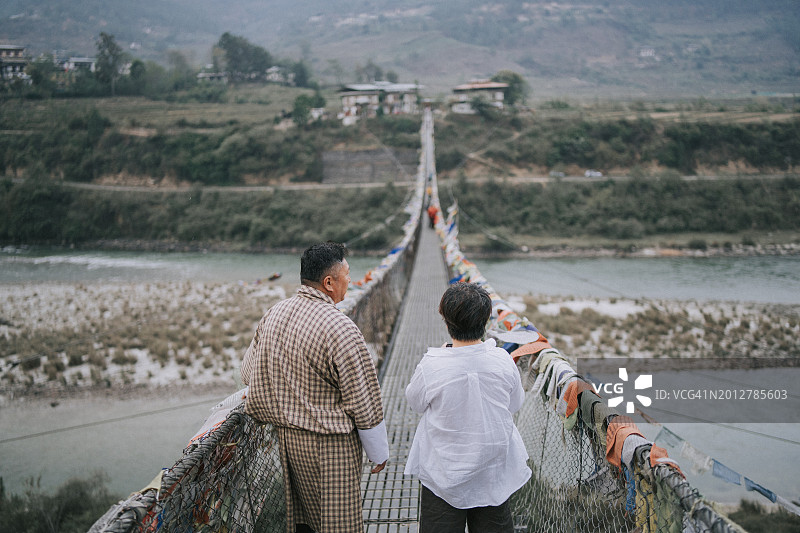 中国台湾女游客在不丹帕罗河铁桥与不丹导游同行图片素材