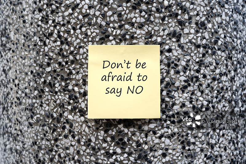 写有“不要害怕说不”字样的便签纸图片素材