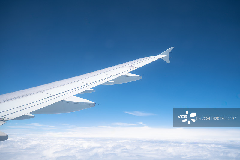 飞机飞过云层图片素材