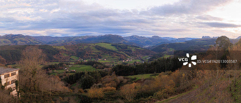 从比恩阿帕雷西达保护区眺望坎塔布里亚山脉图片素材