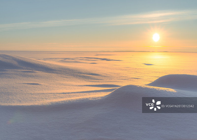 日落时分雪景覆盖的大地风光图片素材