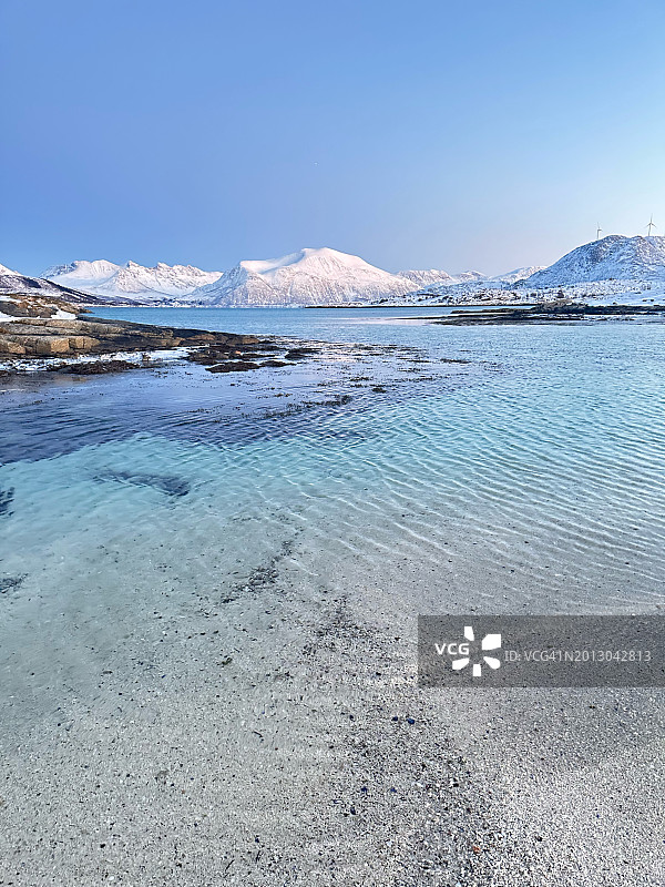 湛蓝的天空衬托着美丽的海景图片素材