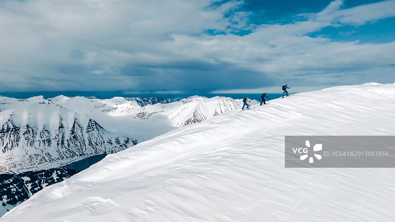 冰岛滑雪登山的男人图片素材
