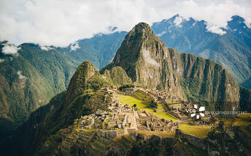 马丘比丘遗址和瓦纳比丘山风光图片素材