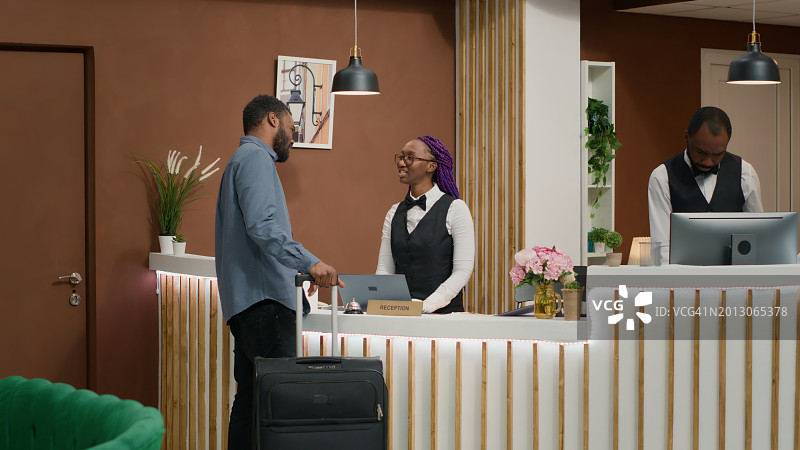 在酒店房间的商务人士图片素材