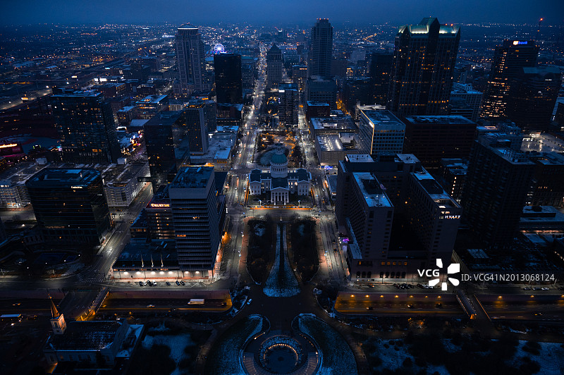 美国密苏里州城市夜间灯光建筑高角度景观图片素材