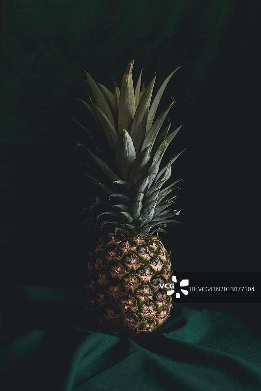 黑色背景上的菠萝特写图片素材