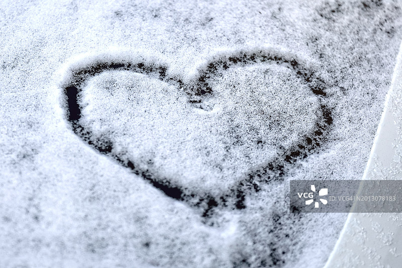 雪地上的心形图案特写，德国图片素材