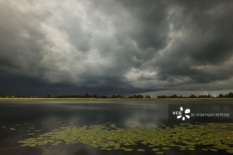 暴风云下的湖泊风光图片素材