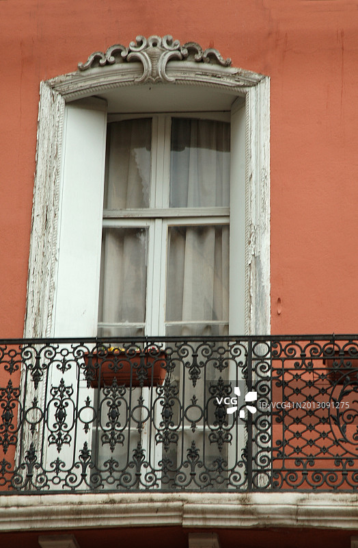 佩皮尼昂，奥费弗尔广场的彩色老建筑图片素材