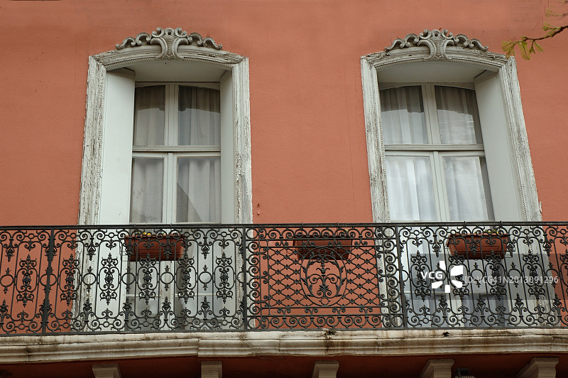 佩皮尼昂，奥费弗尔广场的彩色老建筑图片素材