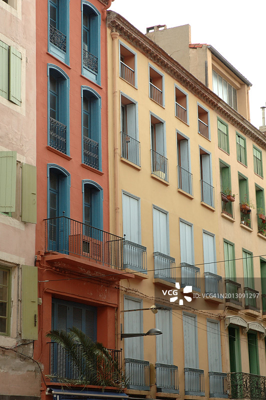 佩皮尼昂路易斯·布兰克街的彩色外墙图片素材