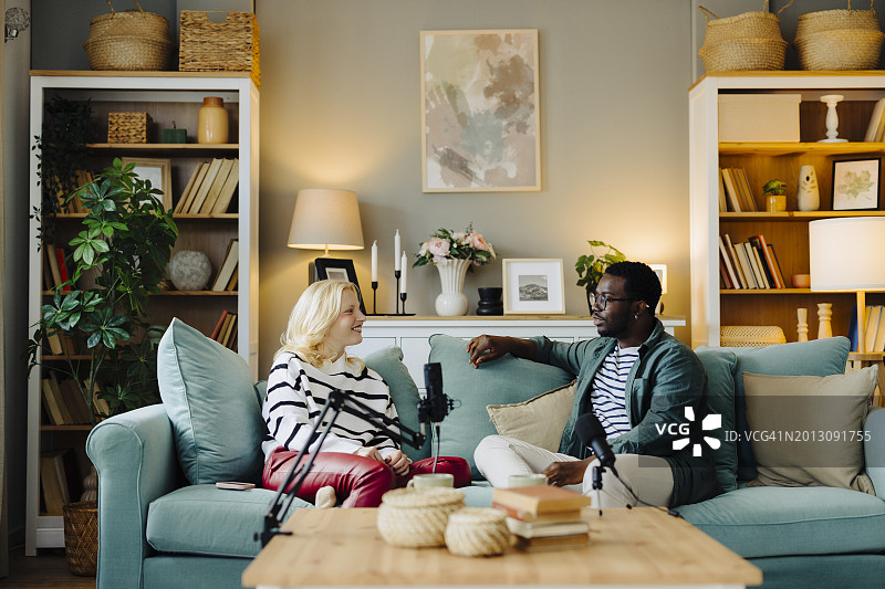 两名年轻人在录音室录制播客图片素材