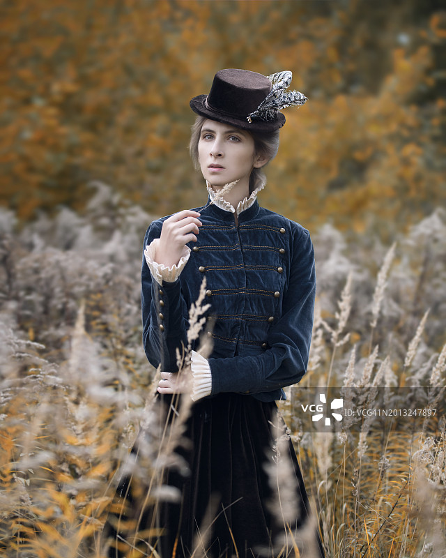 秋日田野里的复古夹克女孩肖像图片素材