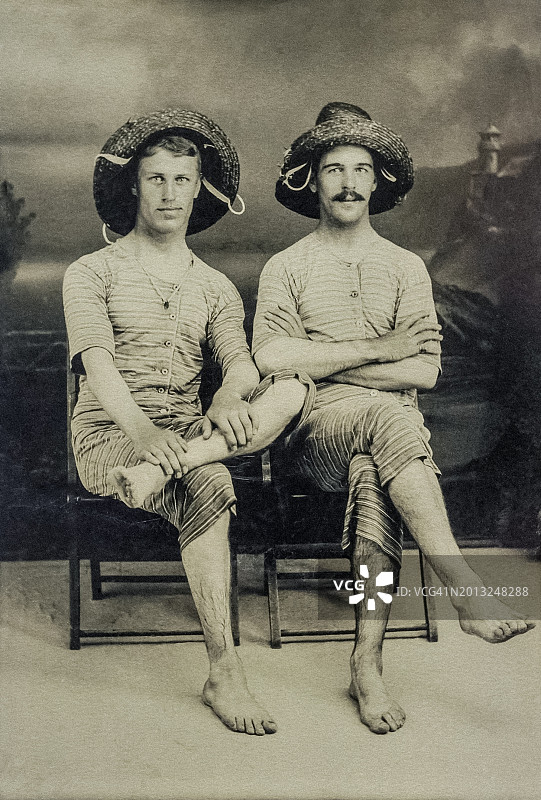 两个戴着草帽的男人图片素材