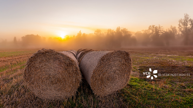 日出时的草垛图片素材
