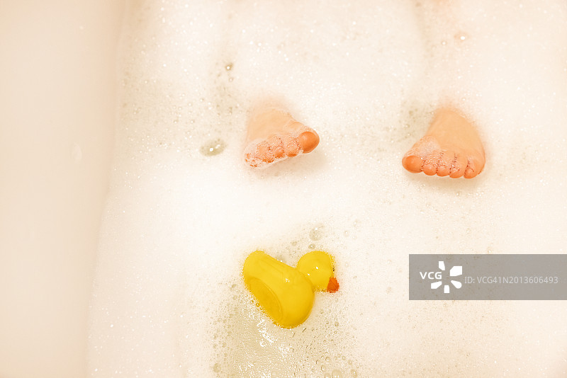 儿童在浴缸里的脚图片素材