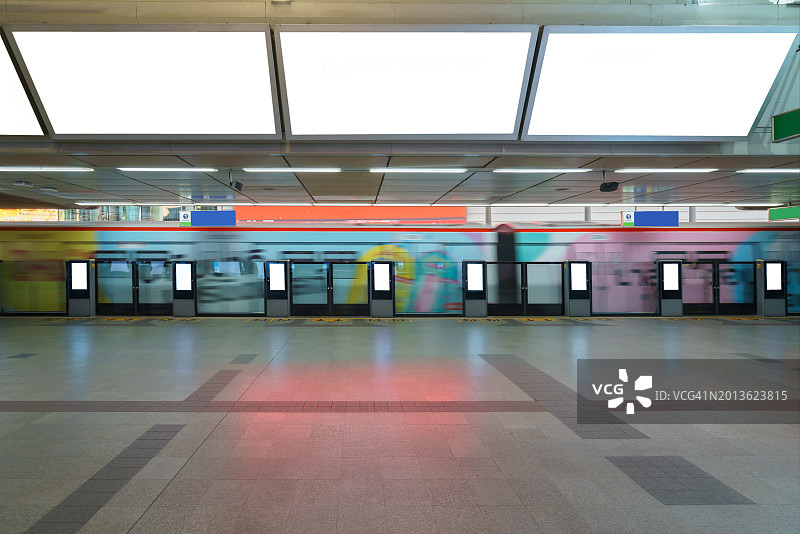 地铁或火车站的白色广告牌样机图片素材