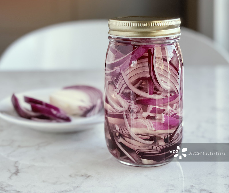 厨房桌上的腌红洋葱罐子图片素材