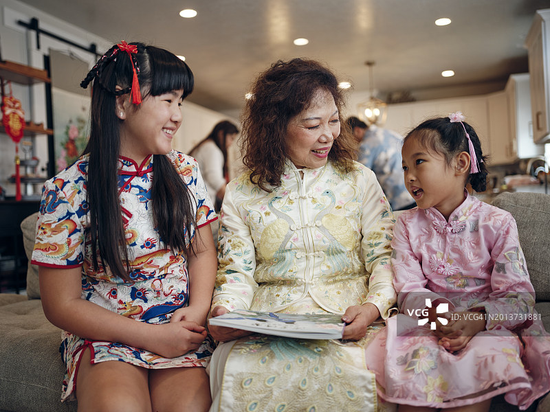 中国奶奶和孙子们在家中读书图片素材