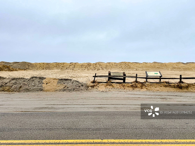 2023年12月29日马萨诸塞州埃德加敦南海滩沙丘和海岸的冬季风暴侵蚀图片素材