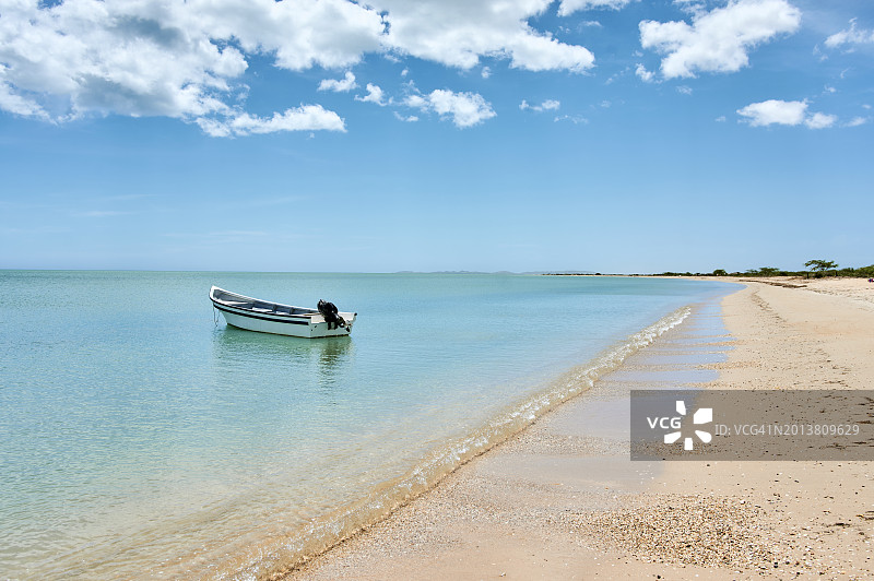 带有船只的海滩风光图片素材