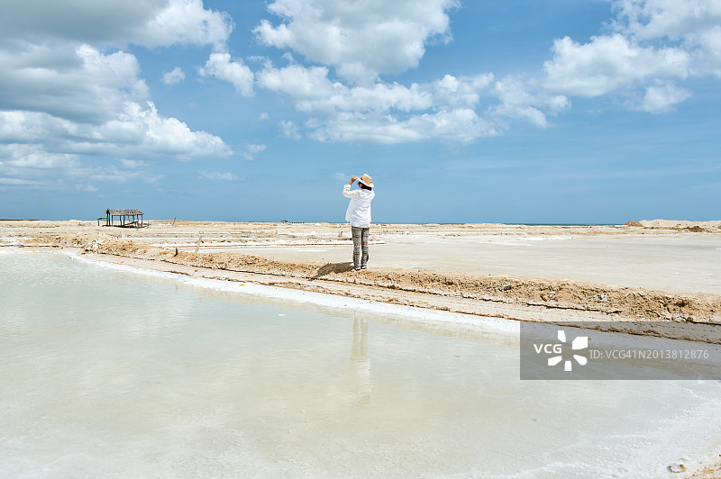 哥伦比亚马瑙雷盐场的妇女图片素材
