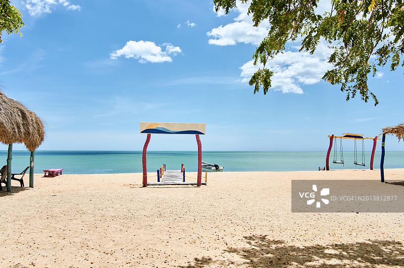 带秋千的海滩田园风光图片素材