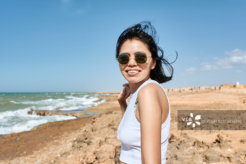 哥伦比亚瓜希拉海滩上的女子肖像图片素材