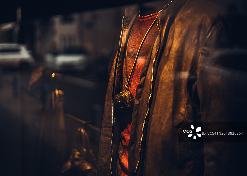 时尚精品店的橱窗，展示男士皮夹克图片素材