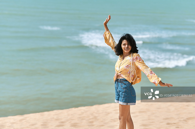 在哥伦比亚瓜希拉卡波德拉维拉沙丘海滩上的女人图片素材