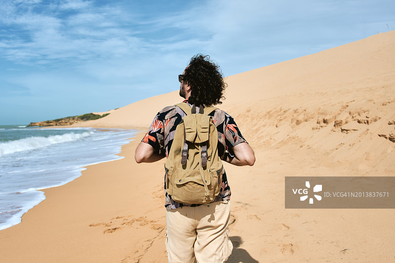 在哥伦比亚瓜希拉德拉斯维拉斯海滩上的女人图片素材