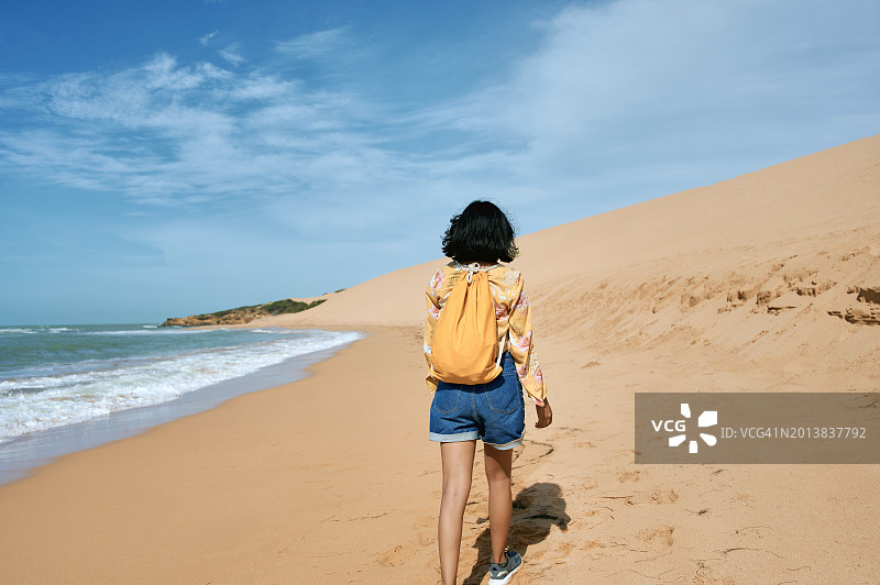 在哥伦比亚瓜希拉卡波德拉维拉沙丘海滩上的女人图片素材