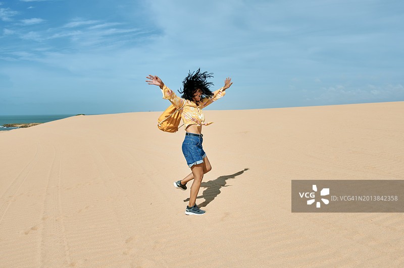 在哥伦比亚瓜希拉卡波德拉维拉沙丘海滩上的女人图片素材