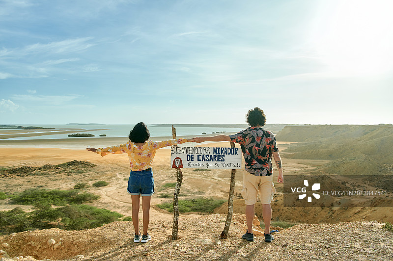情侣在哥伦比亚瓜希拉卡萨雷斯观景点欣赏风景图片素材