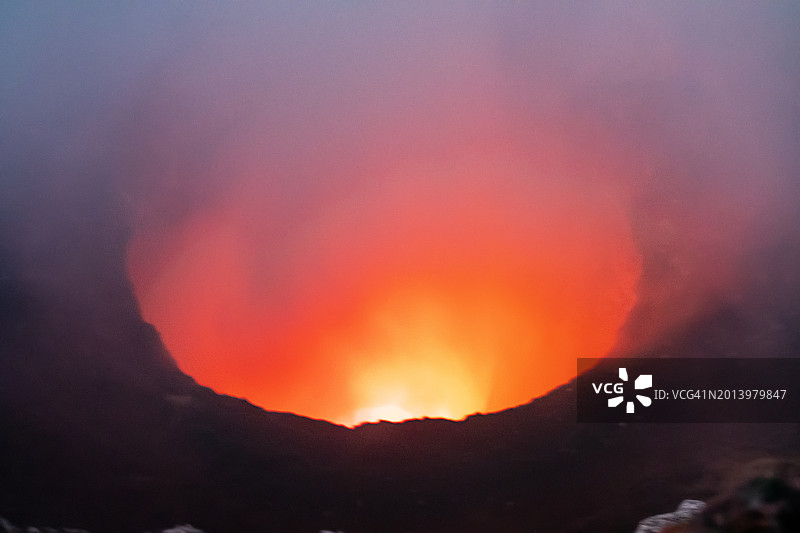 马萨亚活火山中的熔岩池图片素材