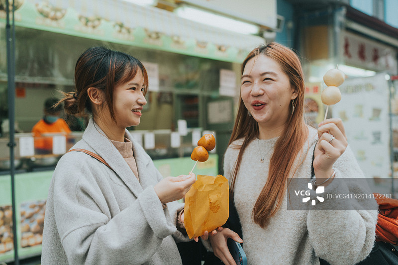 香港街头分享快乐瞬间的两名亚洲年轻女性图片素材