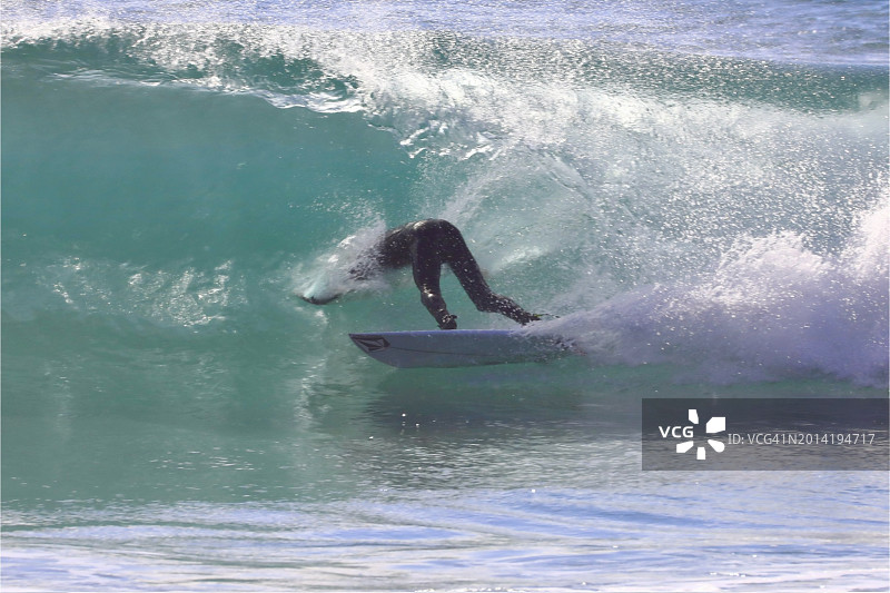 失去平衡的冲浪者图片素材
